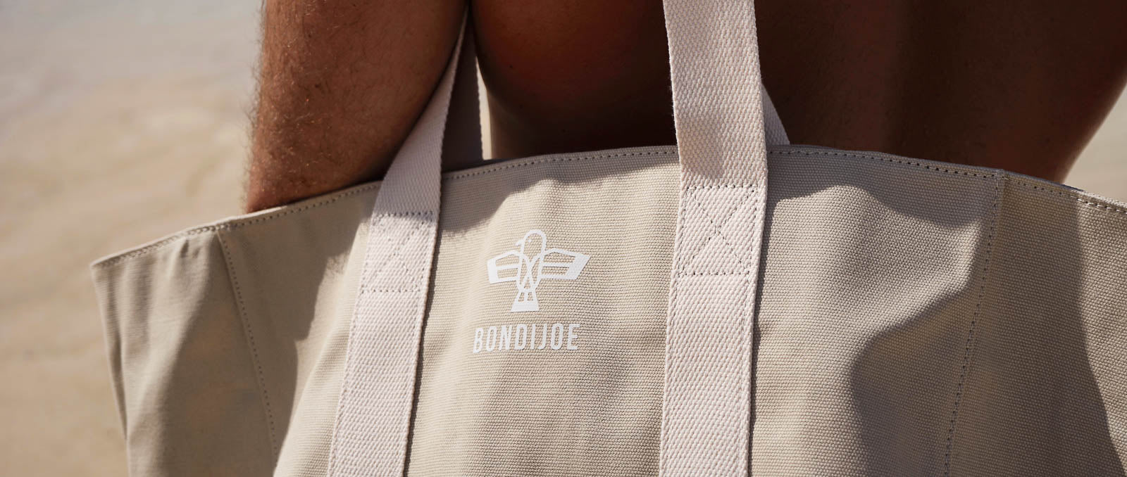 The Importance of Pockets and Compartments in Men's Beach Bags